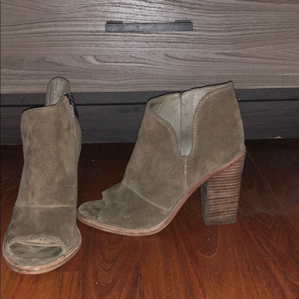 🥳Bootie heels size 6